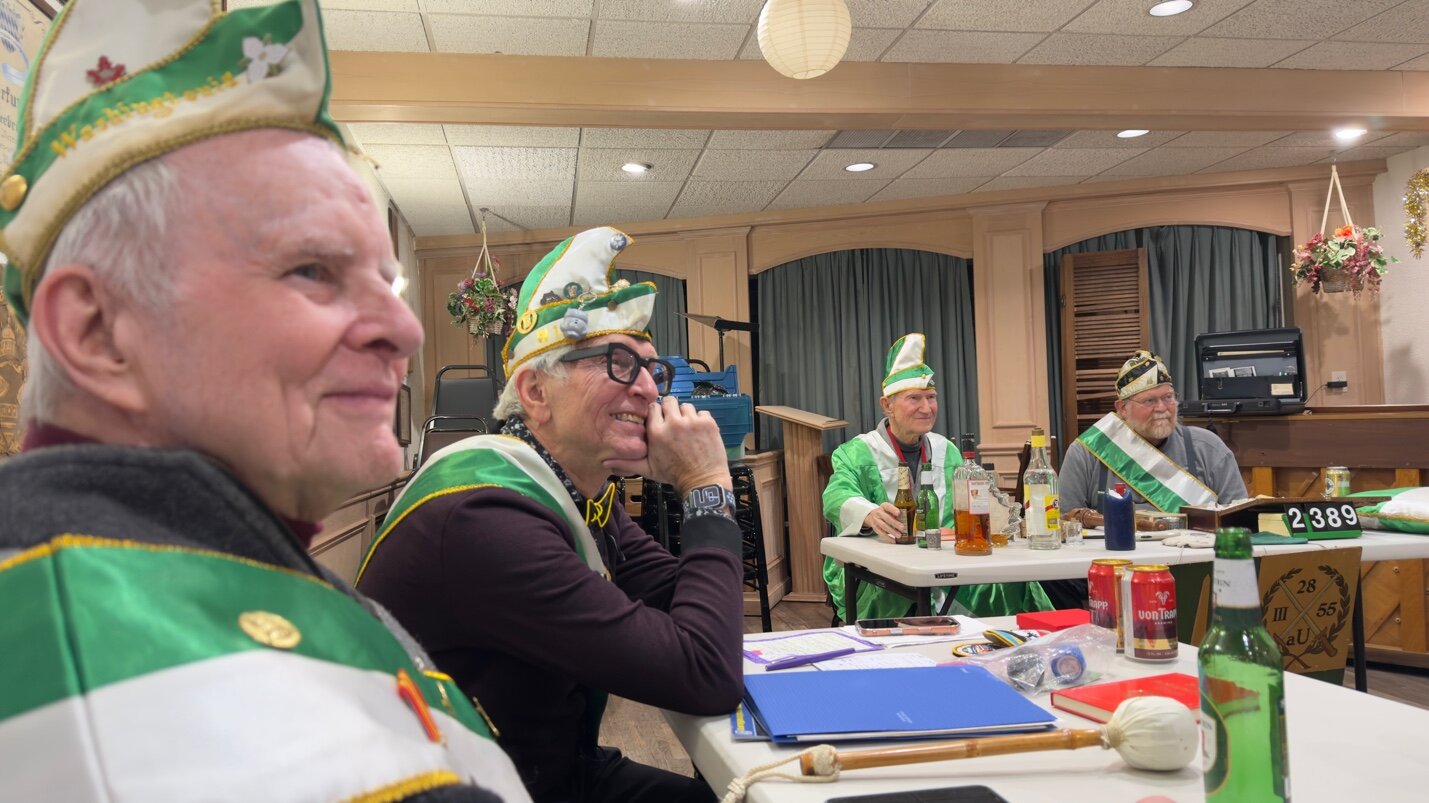 Schlaraffia – Ritter mit Helm und Ordensketten